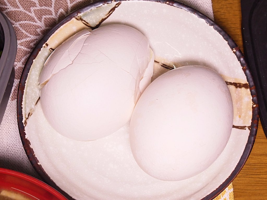 割れたゆで卵