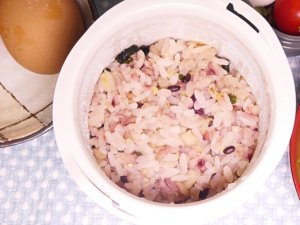 十六穀米とオーカワさんの刻みこんにゃく入り梅紫蘇混ぜご飯﻿