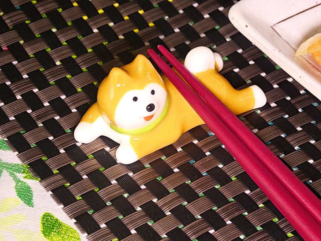 寝そべる柴犬の箸置き