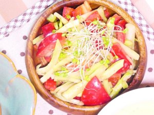 リンゴとブロッコリーの茎のごまドレサラダ