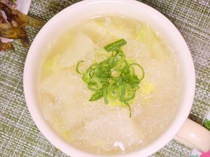 白菜とプチプチ海藻麺の中華スープ