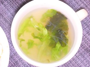 レタスとプチプチ海藻麺のスープ