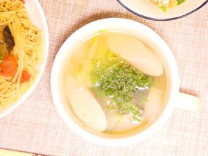 グリーンリーフと魚肉ソーセージのコンソメスープ