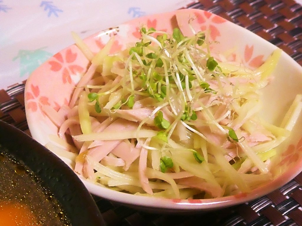 ブロッコリーの茎と魚肉ソーセージのサラダ