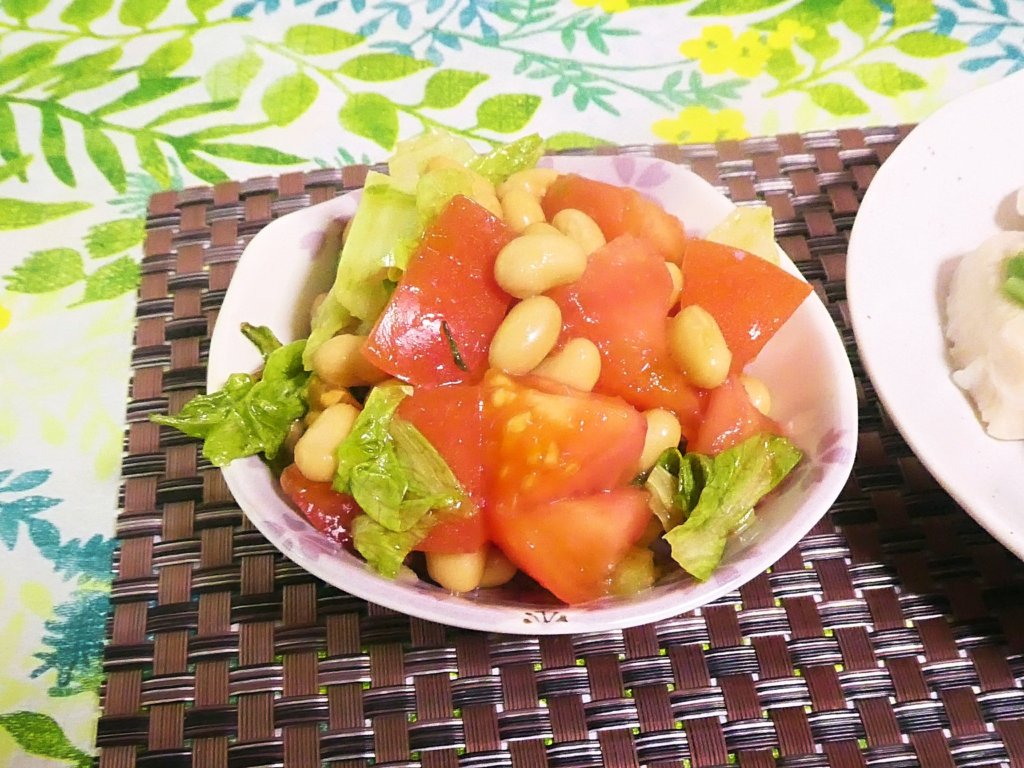 サラダ豆とレタスのトマトサラダ