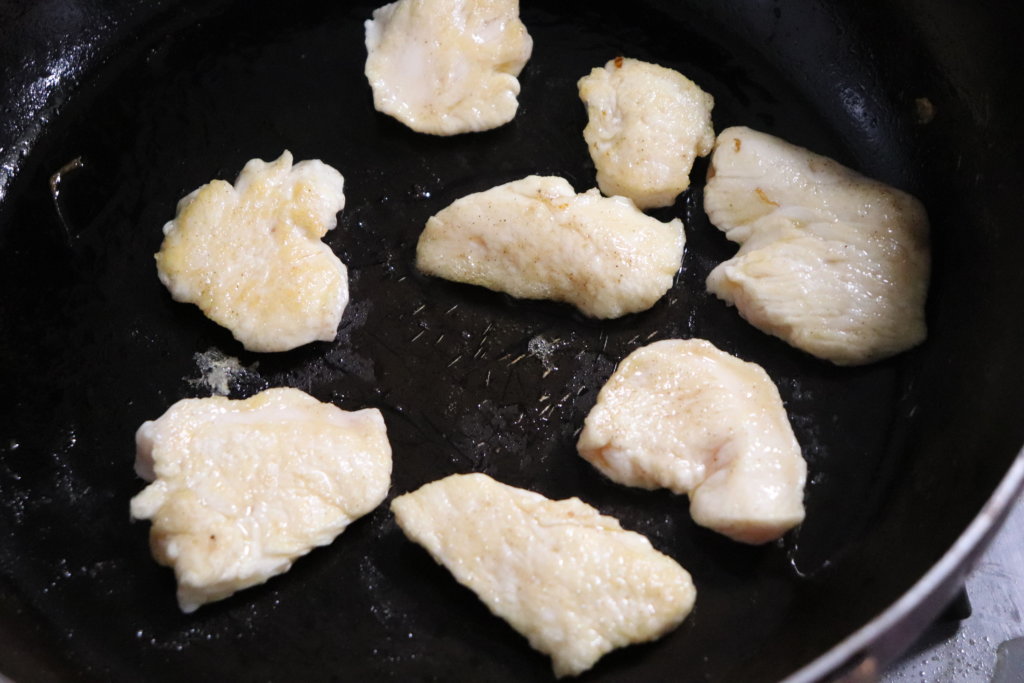 鶏むね肉を炒める