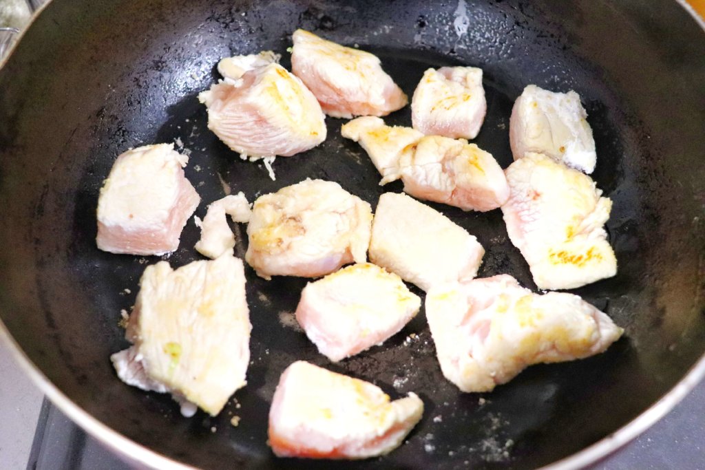 フライパンにサラダ油を入れて熱し鶏むね肉を炒める