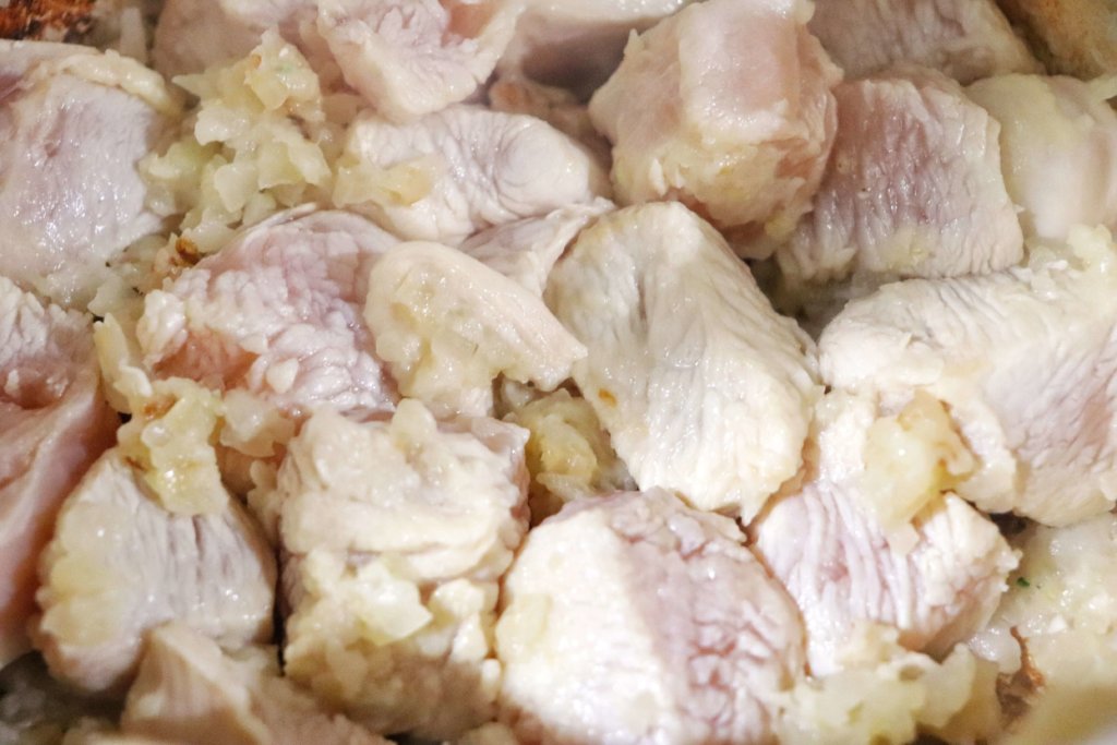 お鍋に油を加えてにんにく、鶏むね肉、玉ねぎを炒める
