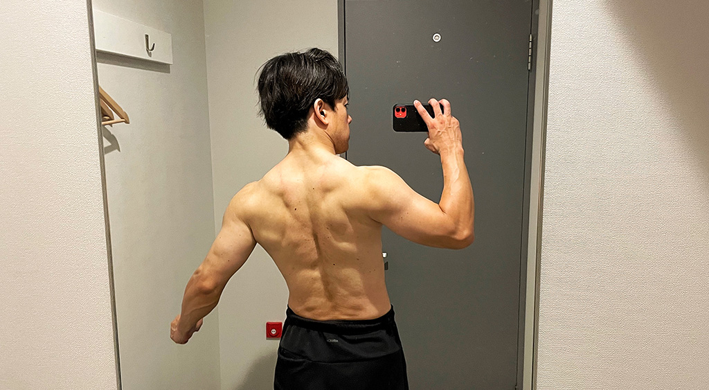 筋肉料理研究家Ryotaの背中