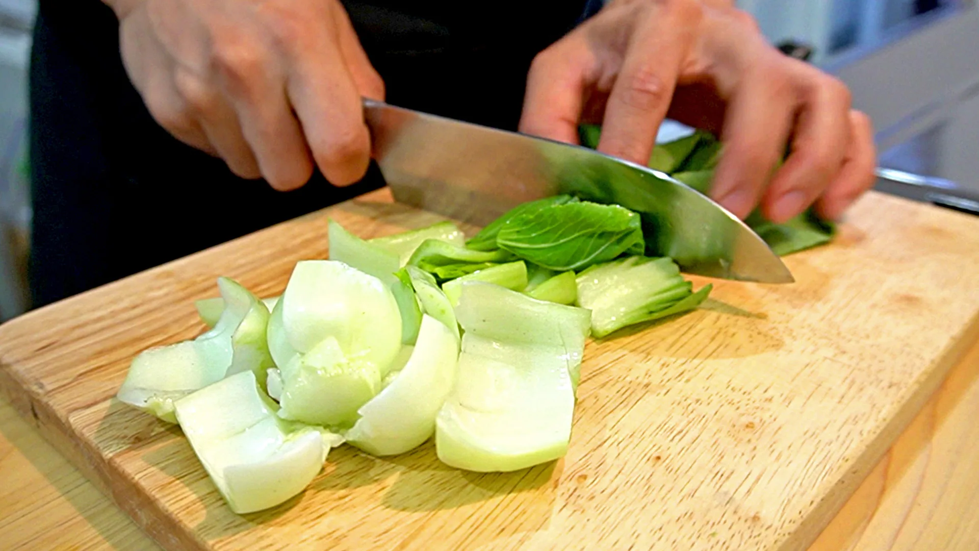 チンゲン菜は3cm幅に切る