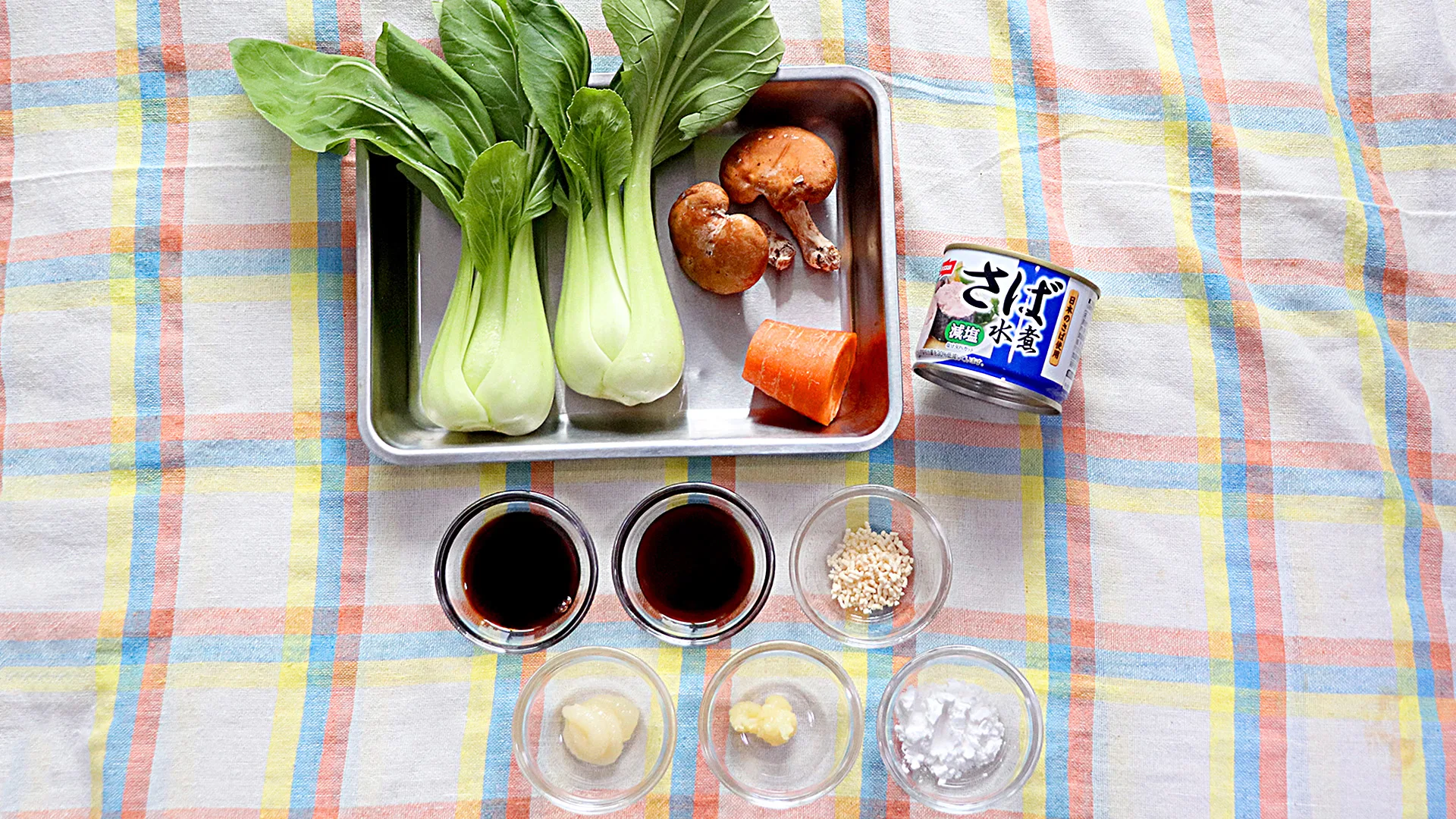 サバ缶と青梗菜の中華炒めの材料