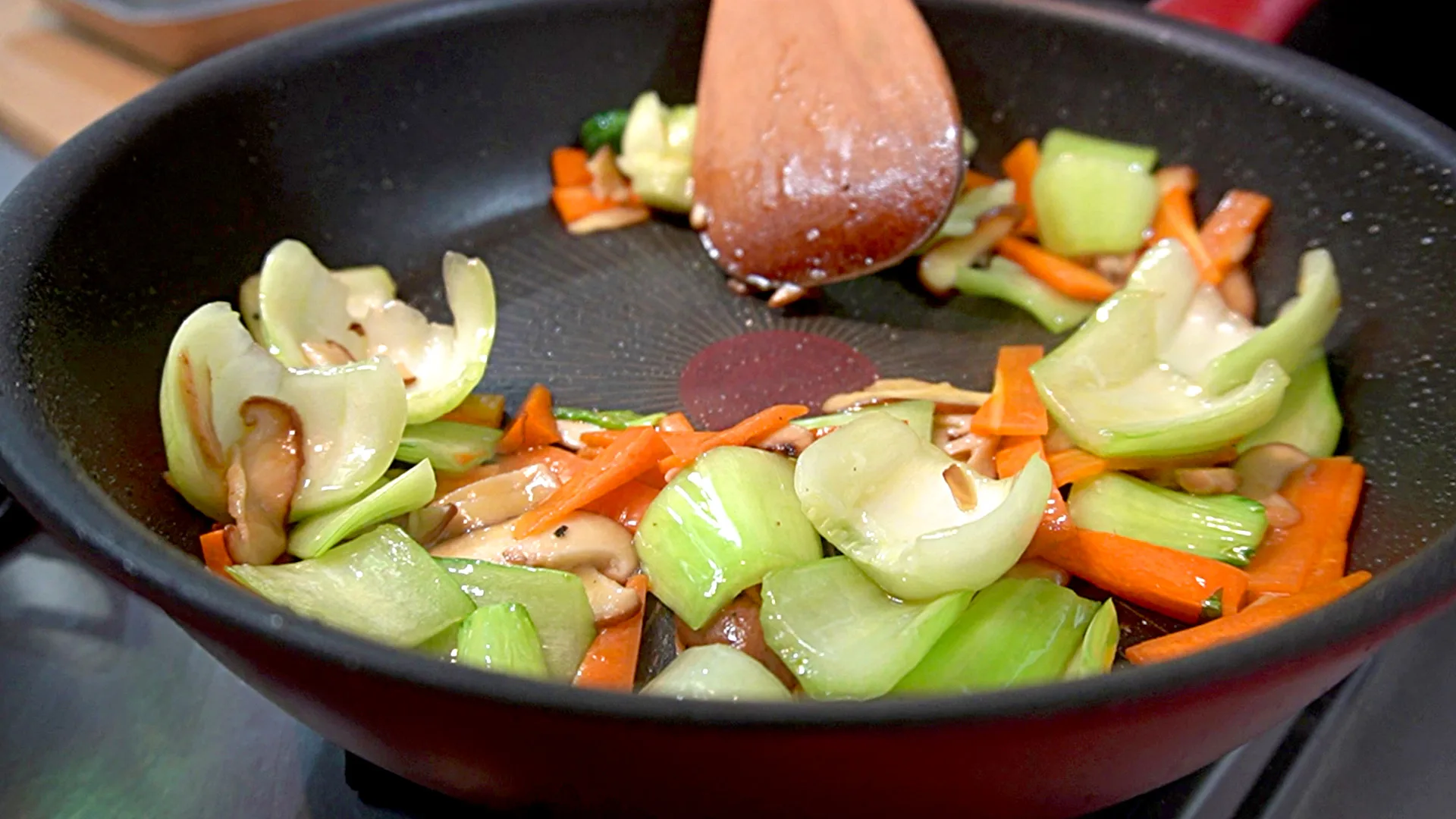 チンゲン菜の茎、にんじん、しいたけを炒める