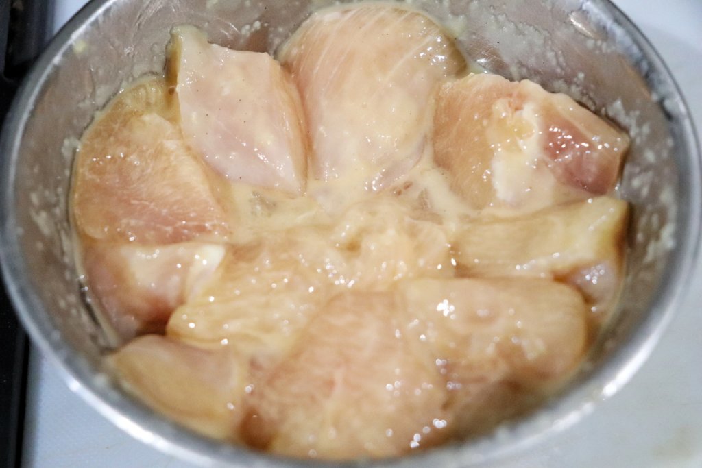 鶏むね肉は食べやすい大きさに切り下味をつける