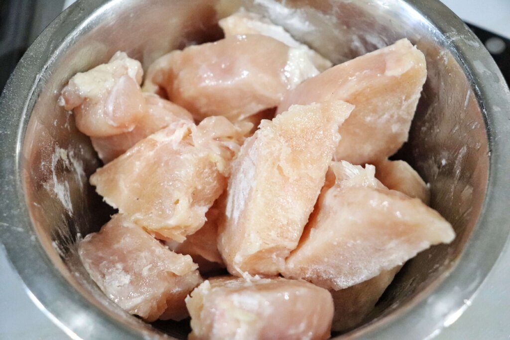 鶏むね肉は食べやすい大きさに切り片栗粉をまぶす
