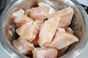 鶏胸肉は食べやすい大きさに切り片栗粉をまぶす
