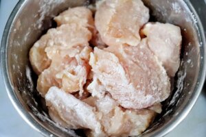 鶏胸肉は食べやすい大きさに切り下味をつける