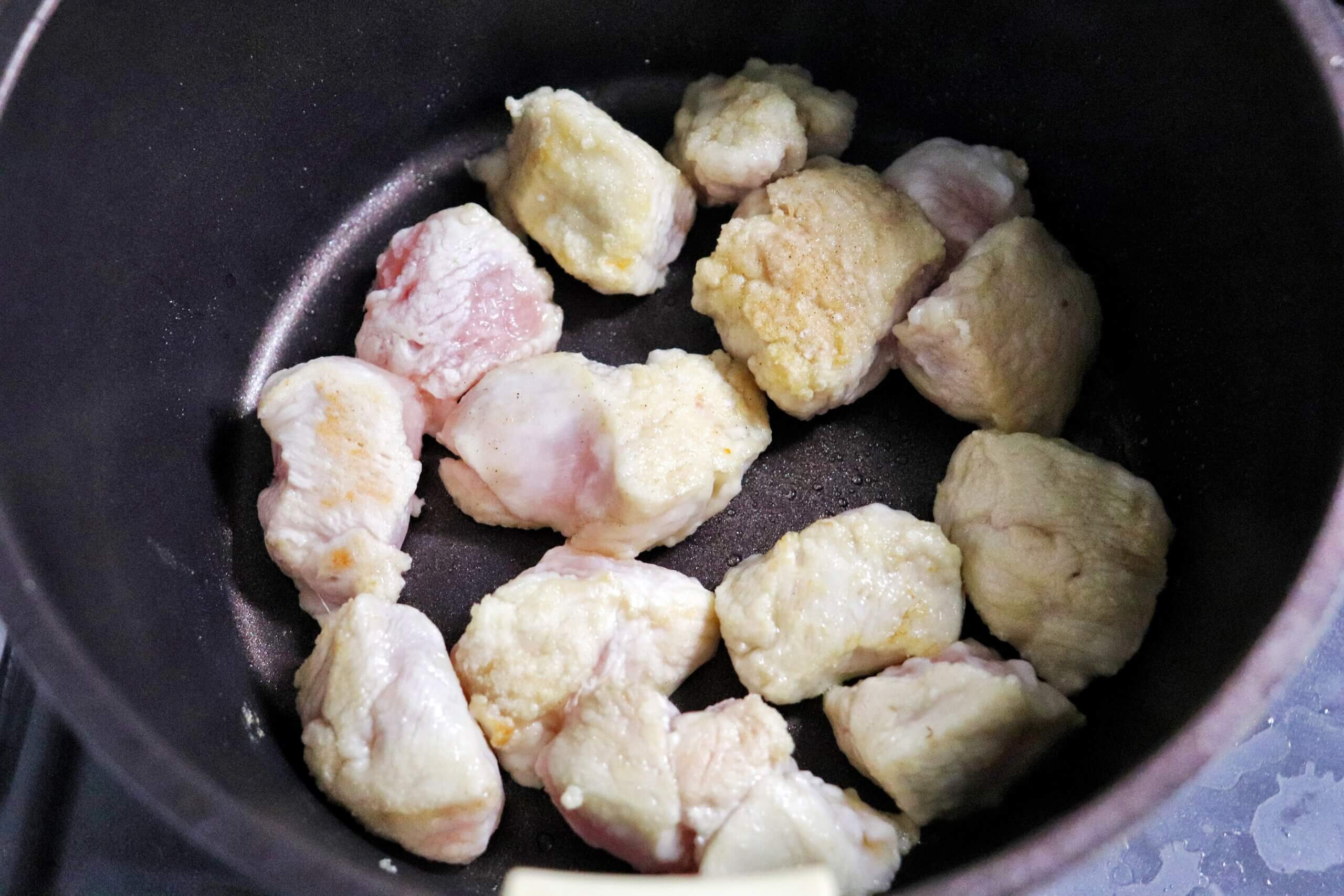 お鍋にオリーブオイルを入れて熱し鶏むね肉を炒める