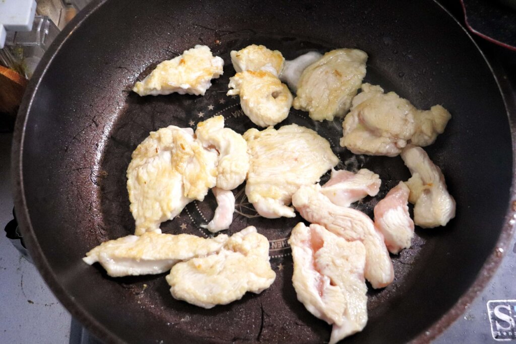 フライパンにサラダ油を入れて熱し、鶏むね肉を色が変わるまで炒める