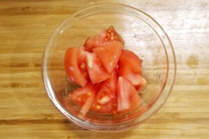 トマトは食べやすい大きさに切る