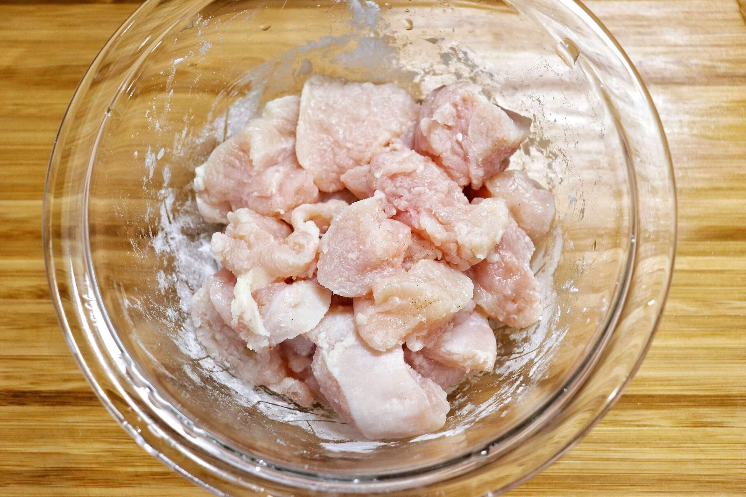 鶏むね肉は食べやすい大きさに切りボウルに入れて下味をつける