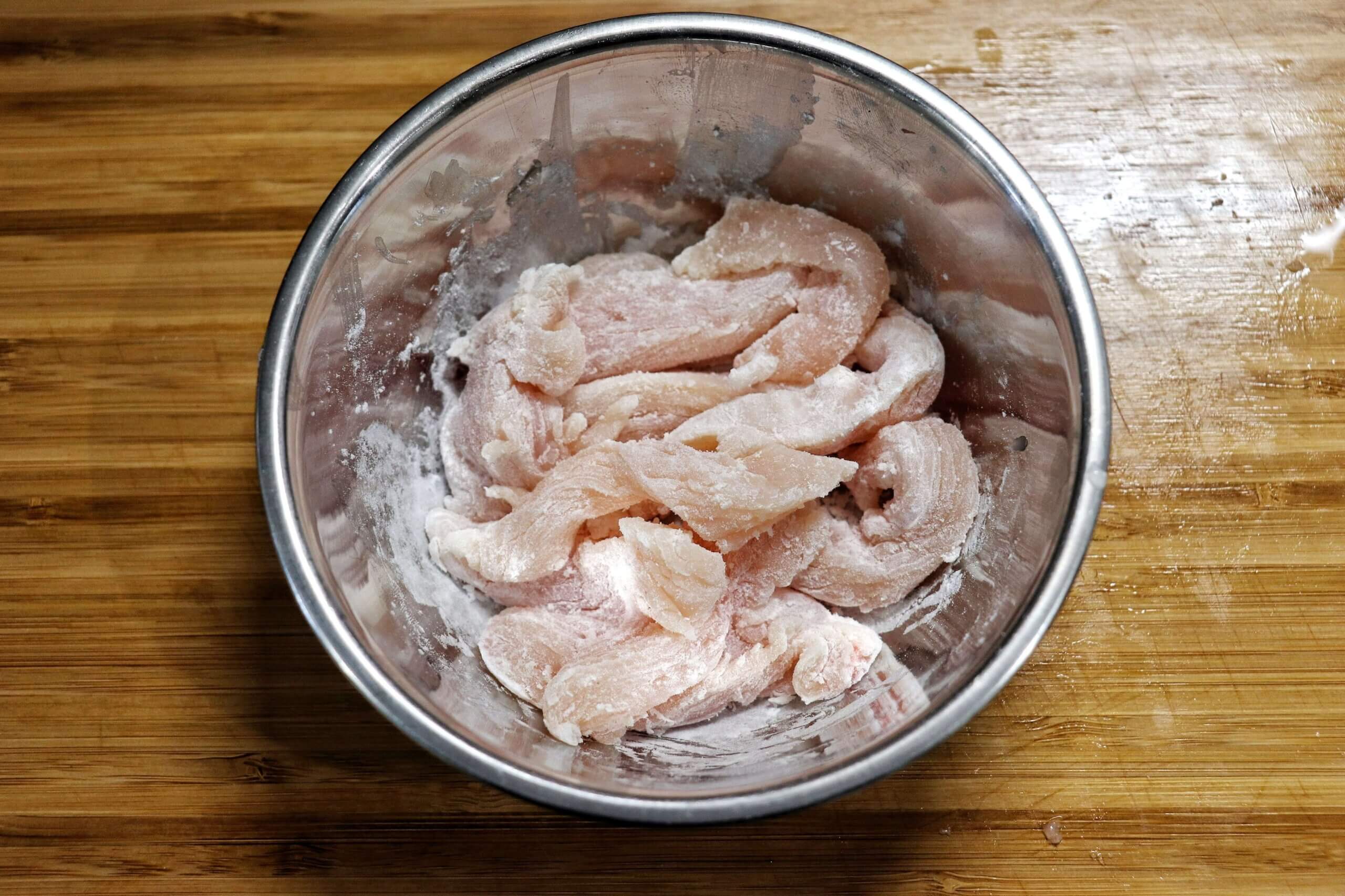 鶏むね肉は細切りにして片栗粉をまぶす