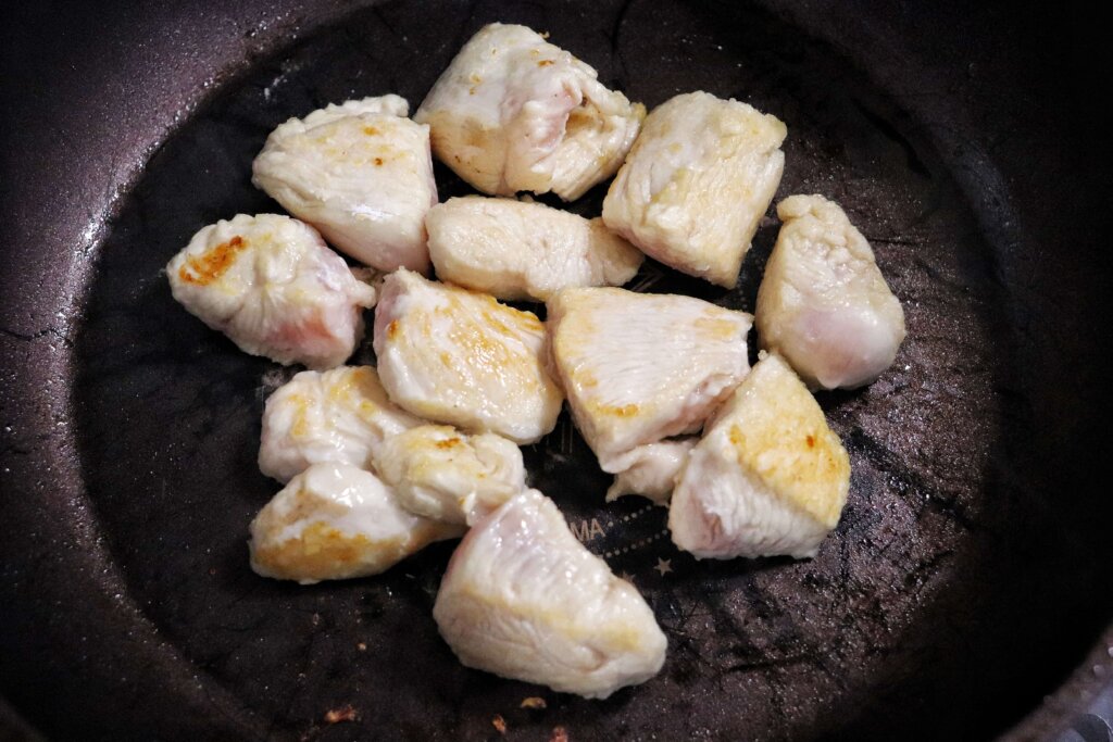 フライパンにサラダ油を入れて熱し鶏むね肉を炒める