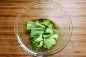 チンゲン菜は食べやすい大きさに切り茎と葉にわける