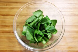 チンゲン菜は食べやすい大きさに切り葉と茎にわける