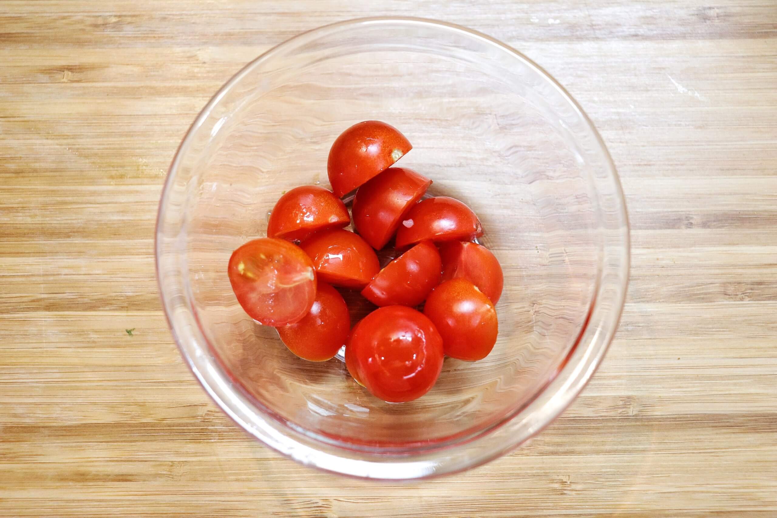 プチトマトは半分に切る
