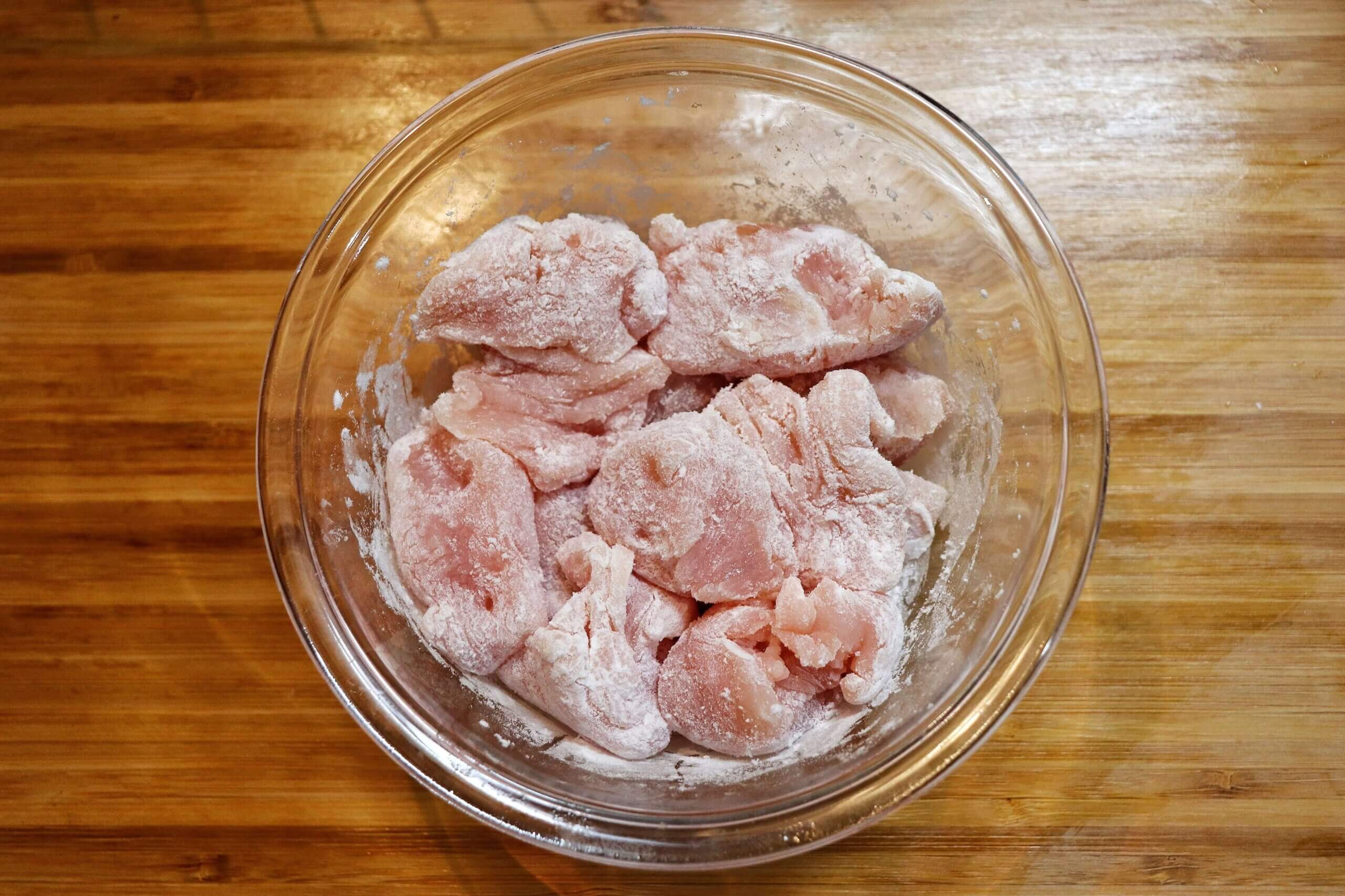 鶏むね肉は食べやすい大きさに切り片栗粉をまぶす