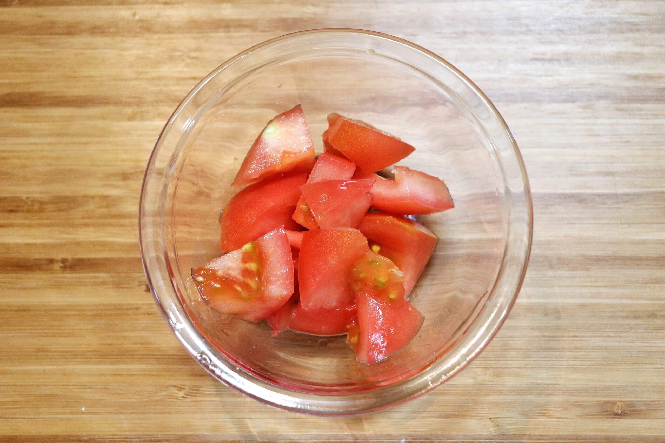 トマトは食べやすい大きさに切る