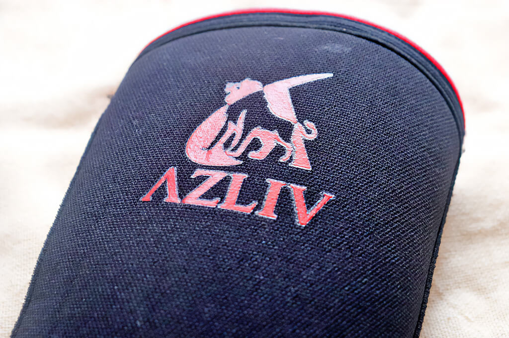 AZLIV 7mm エルボースリーブのロゴ