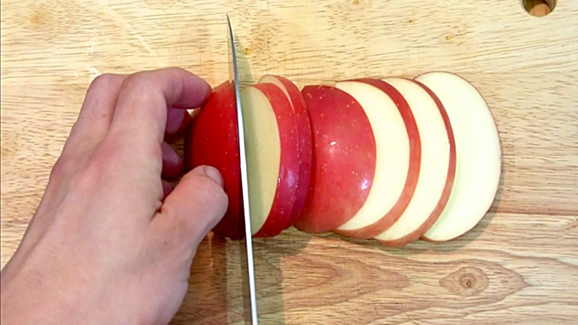 りんごは芯を取り除き5mm幅の薄切りにする