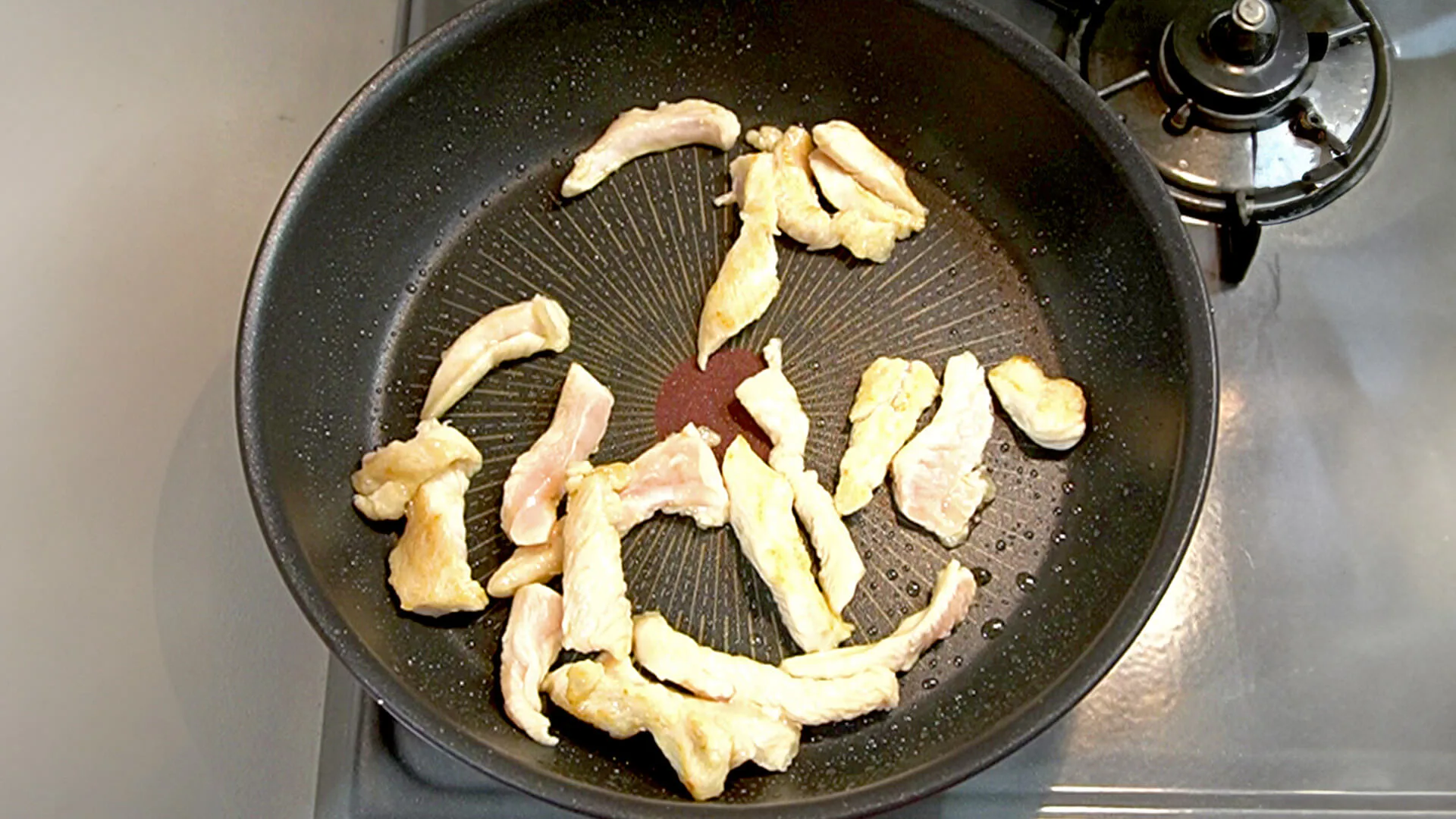 鶏むね肉を色が変わるまで炒める