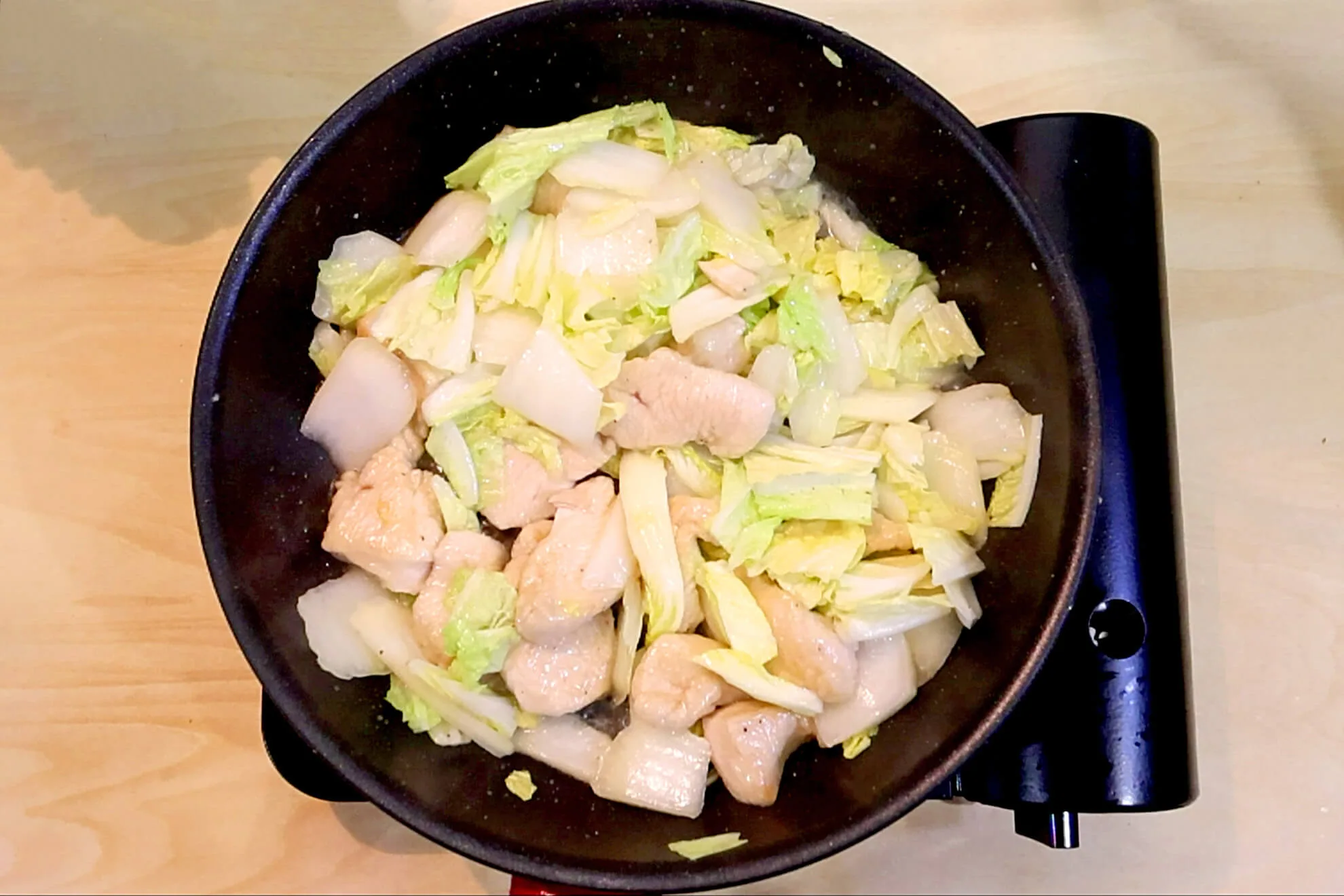 白菜の葉、調味料を加えて炒める