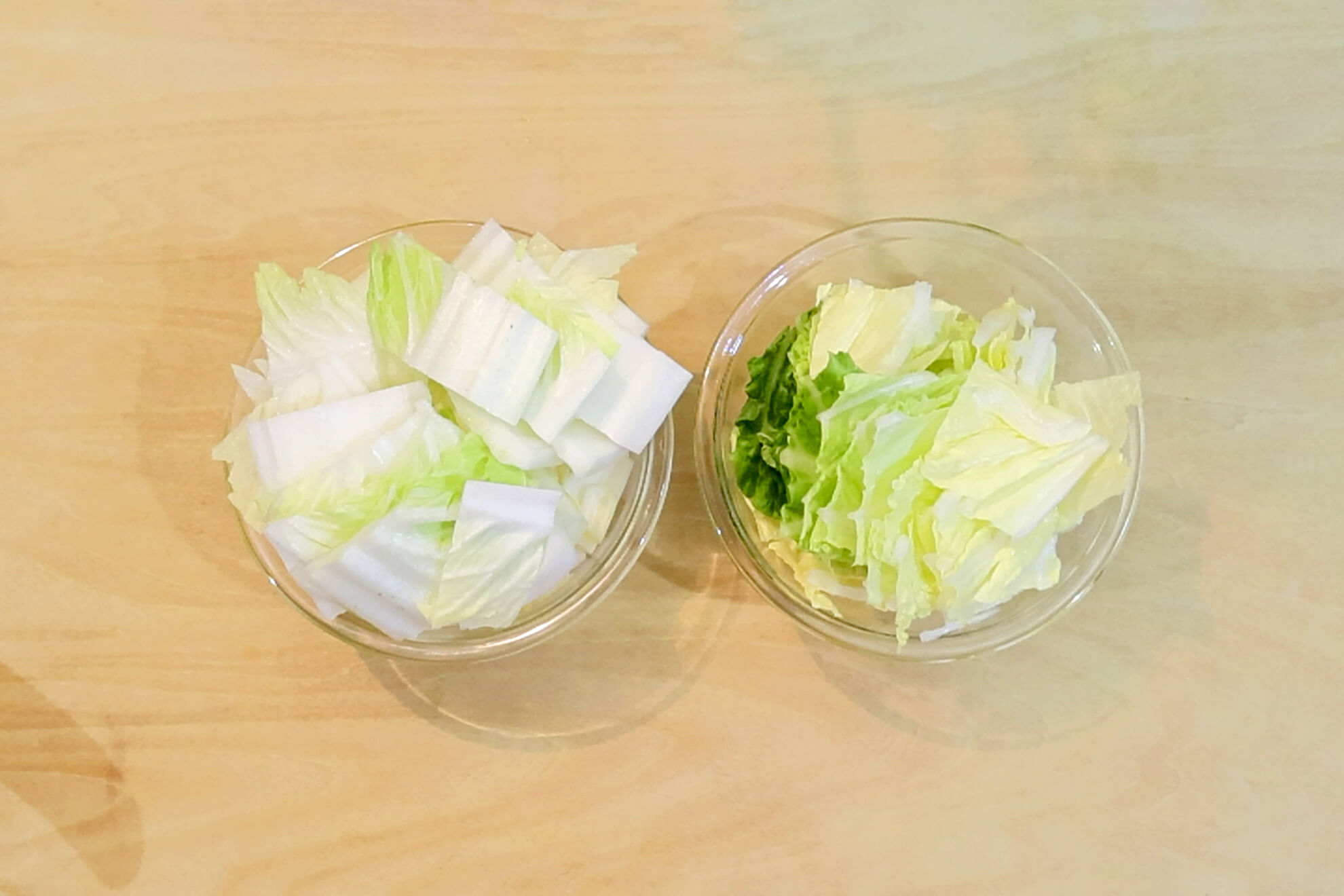 白菜はざく切りにし葉と茎に分ける