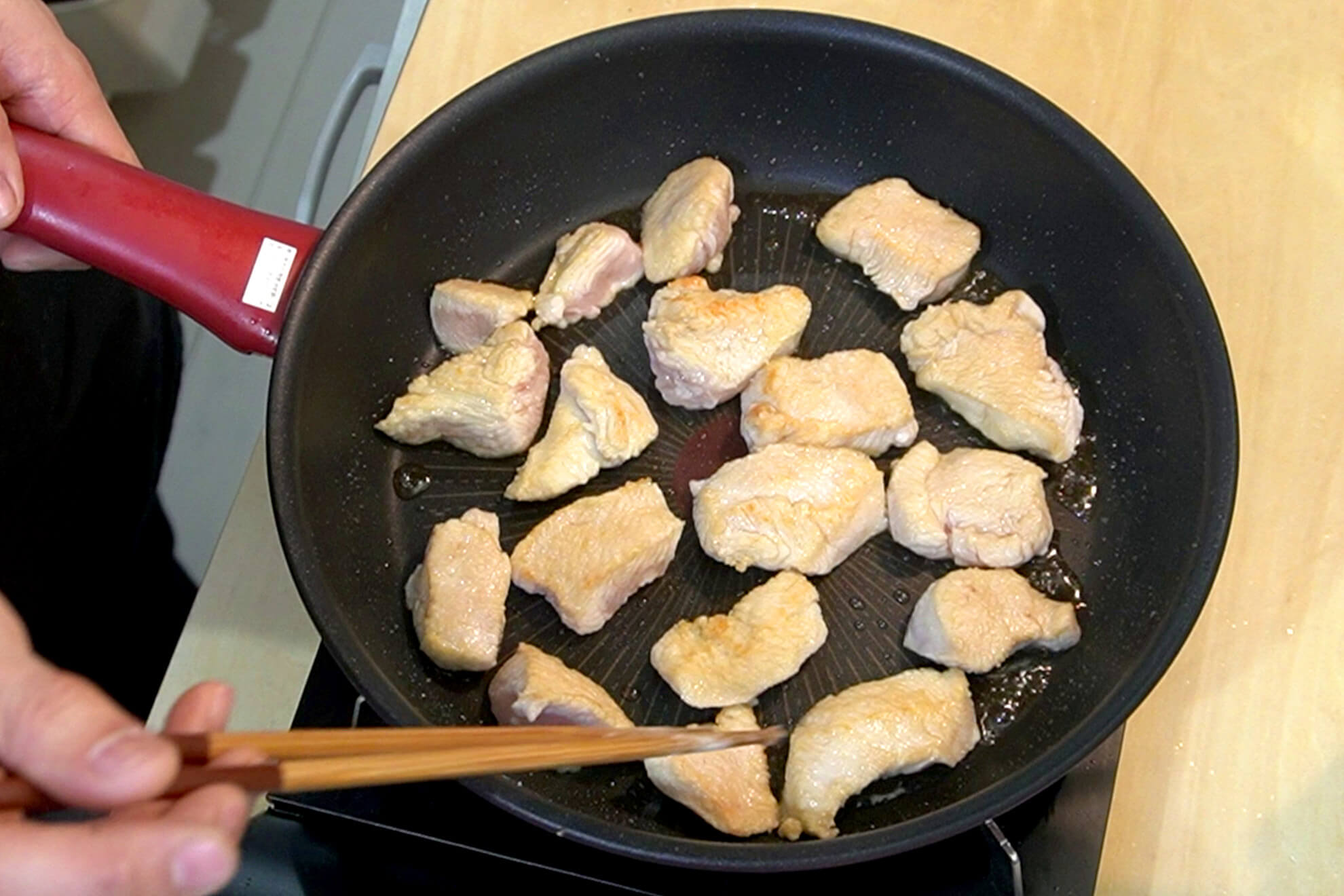 鶏むね肉を色が変わるまで炒める