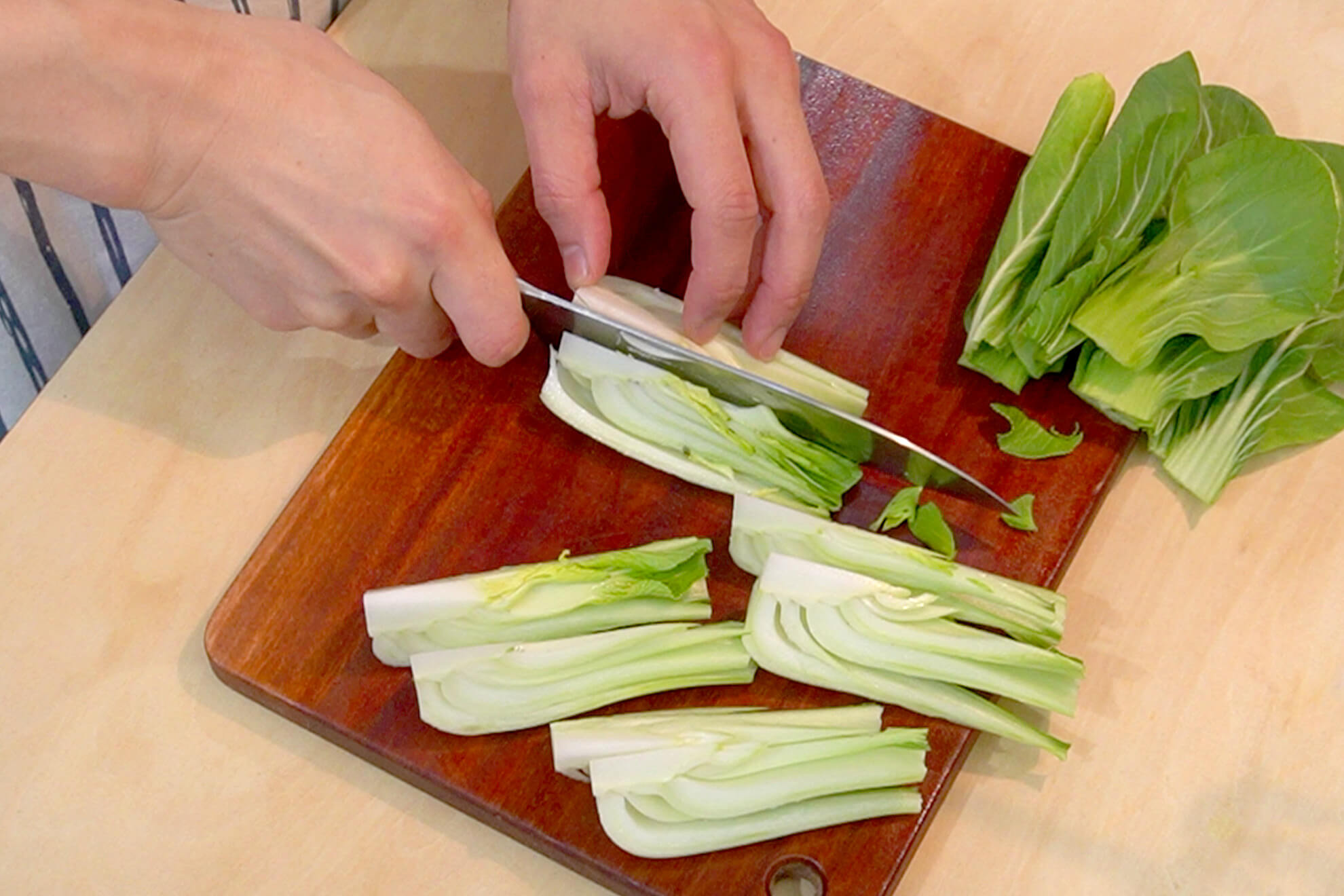 チンゲン菜の茎は縦半分に切り、さらに2回縦半分に切る