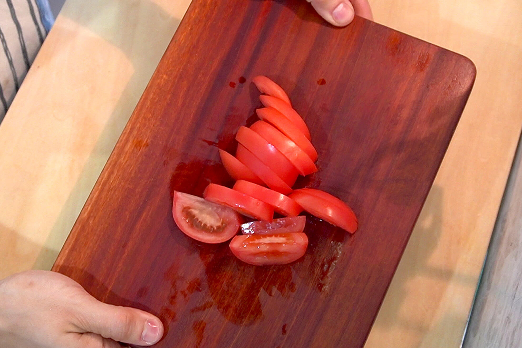 トマトはヘタを取り除いて7～8mm幅に切る