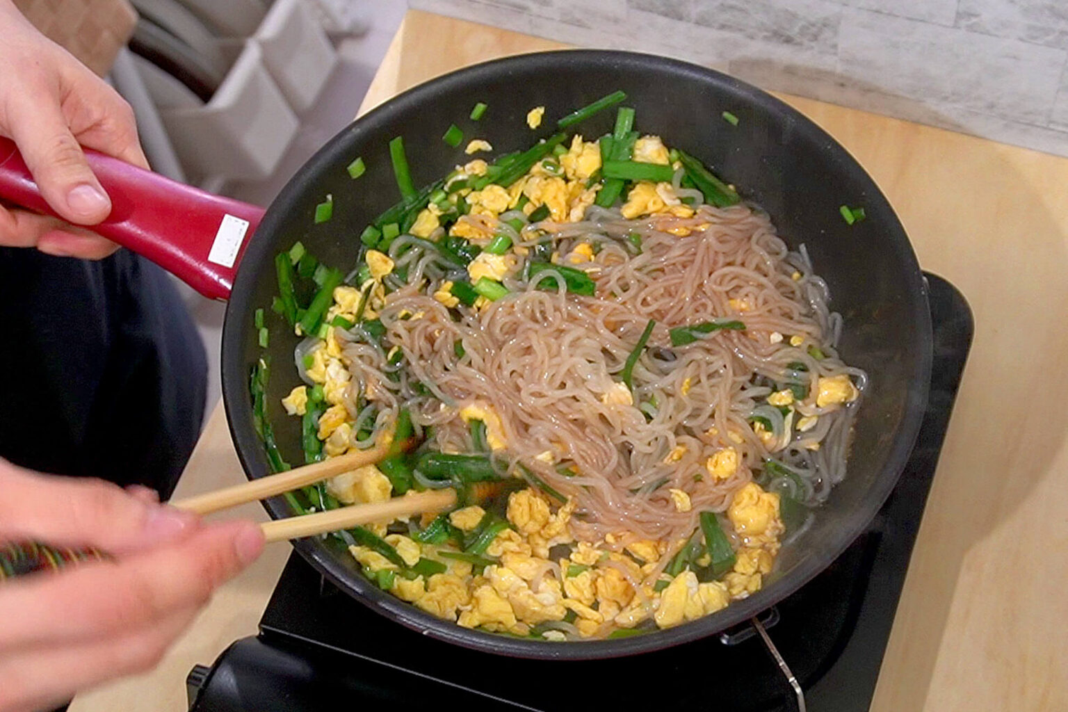 切って炒めるだけ！ガッツリ系ヘルシーおかず「しらたきのニラ玉焼きそば」の作り方 - 筋肉料理研究家Ryotaのレシピブログ
