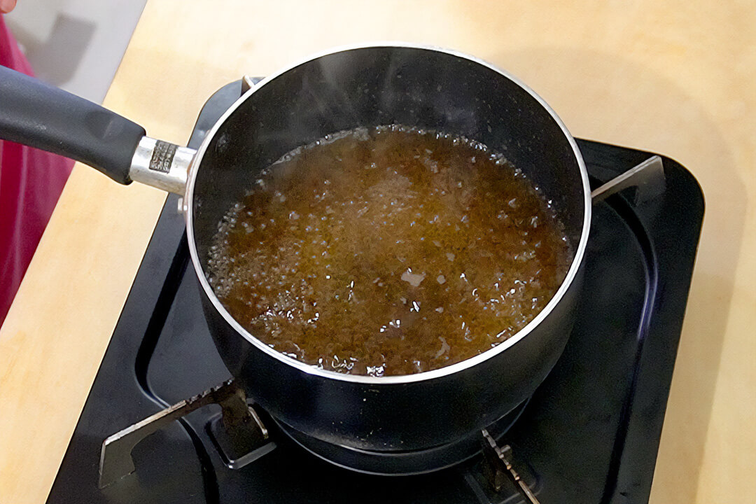 鍋に調味料を入れて煮る