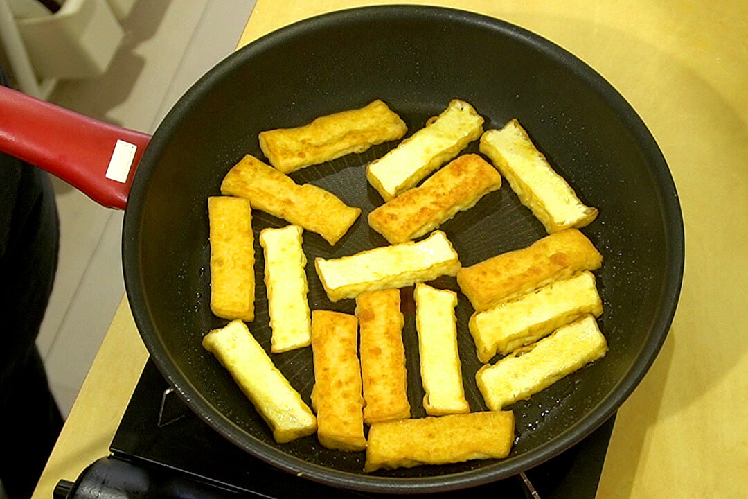 厚揚げに焼き色が付くまで焼く