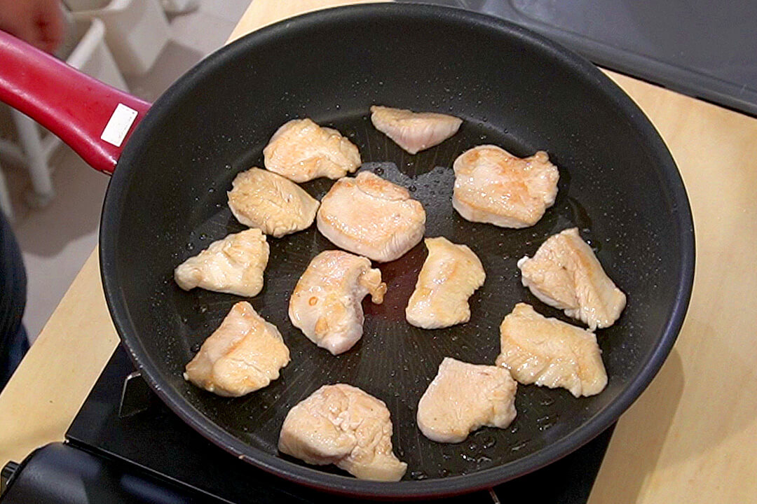 鶏むね肉を焼き色が付くまで焼く