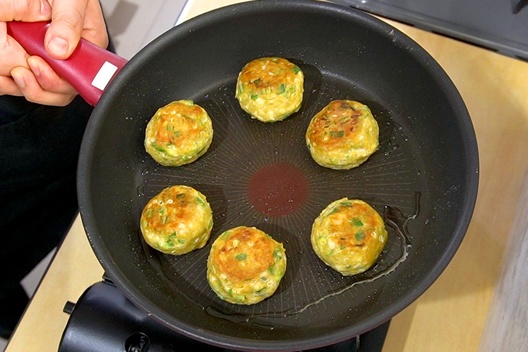 肉に火が通るまで蒸し焼きにする