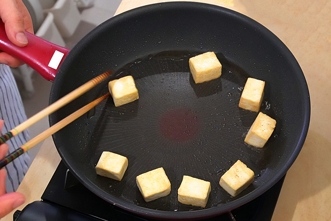 木綿豆腐を焼き色が付くまで炒める