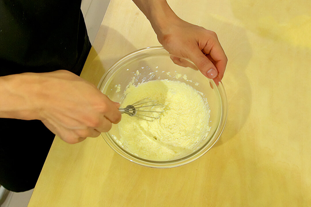 豆腐を滑らかになるまで混ぜる