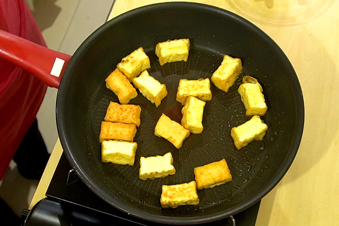 焼き色が付くまで厚揚げを焼く