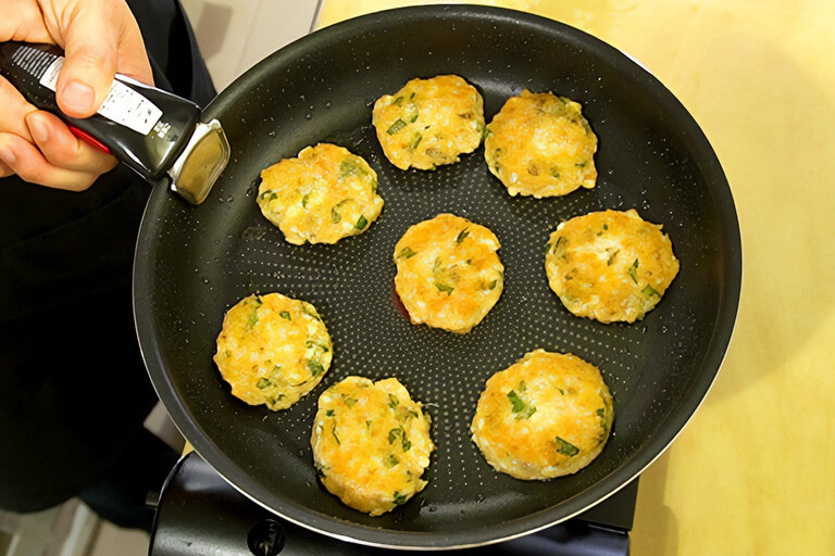 ひっくり返したら3分ほど蒸し焼きにする