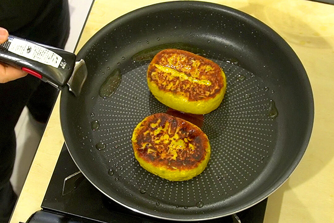 肉だねを焼き色が付くまで焼く