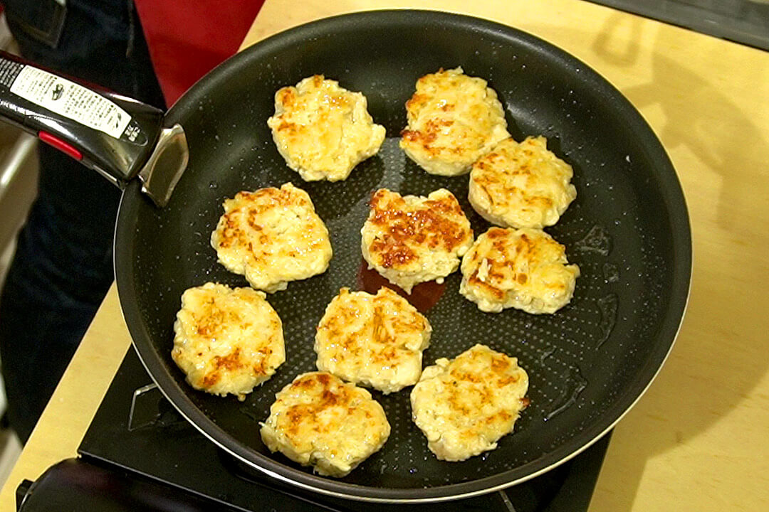 フライパンで肉だねを焼く